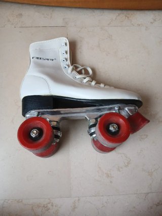 Patines bota blanca de cuatro ruedas. Número 36