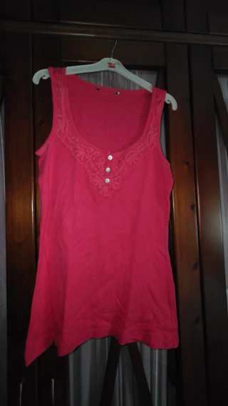 Camiseta de tirantes rosa con encaje