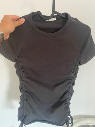 Camiseta gris con cordones laterales