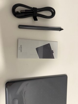 Wacom Intuos Bluetooth con lápiz, cable y caja ori