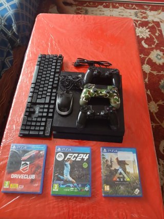 PS4 (PlayStation 4) + 3 Juegos