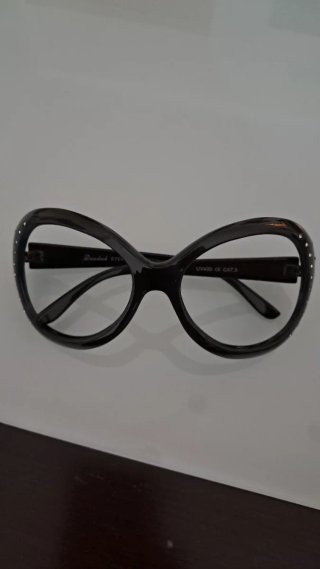 Gafas de sol negras con pedrería
