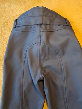 Hipica. Equipación nueva: Casco negro, pantalones.