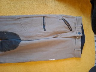 Hipica. Equipación nueva: Casco negro, pantalones.