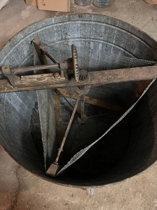 Extractor de miel manual antiguo