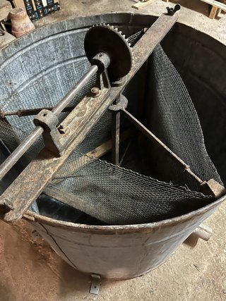 Extractor de miel manual antiguo
