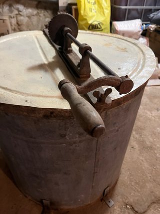 Extractor de miel manual antiguo