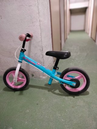 Bicicleta sin pedales azul y rosa