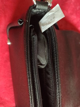 Bolso negro efecto cocodrilo.