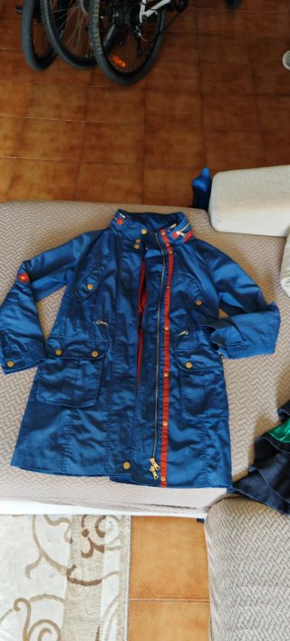 Parka azul con detalles rojos