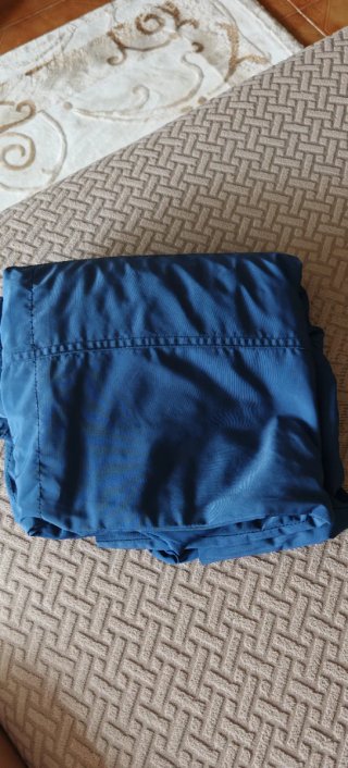 Parka azul con detalles rojos