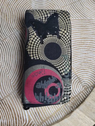 Monedero negro y rosa con mariposa