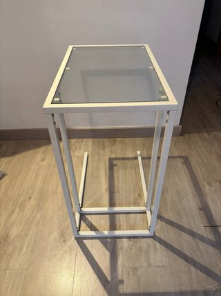 Mesita auxiliar blanca metal y cristal
