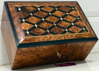 ELEGANTE COFRE MADERA RAÍZ DE TUYA Y NÁCAR