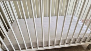 Cuna de bebes de madera blanca con accesorios