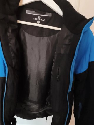 Parka de niño azul y negra