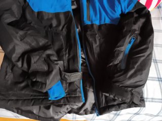 Parka de niño azul y negra