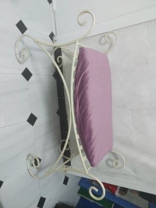 Banqueta de hierro rosa y blanco