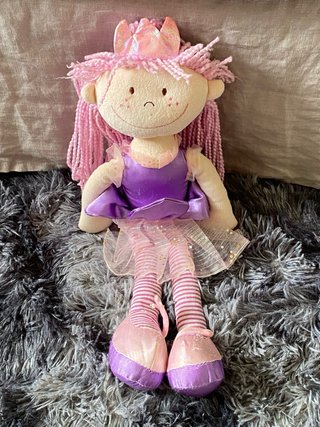 Muñeca princesa con corona y pelo rosa, muy suave