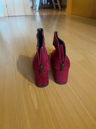 Botines rojos ante tacón
