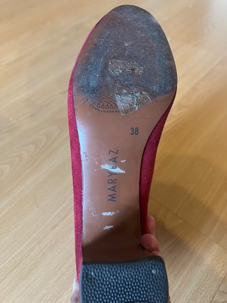Botines rojos ante tacón