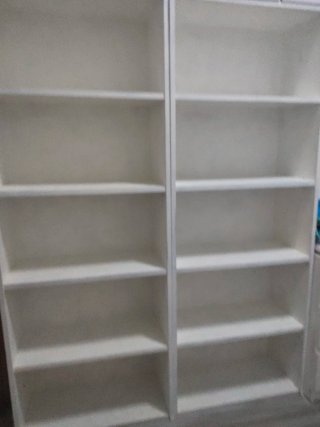 Dos estanterías  blancas