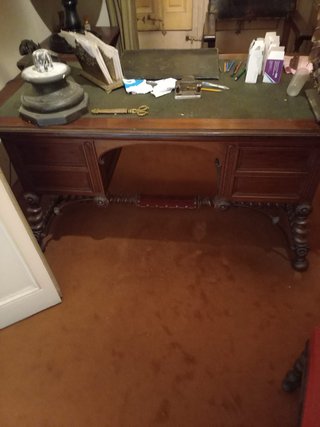 Mesa Antigua con Cajonera y Sobre de Piel