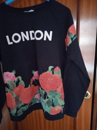 Sudadera Negra con Rosas Talla L