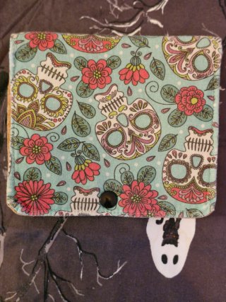Cartera de tela y corcho con calaveras y flores