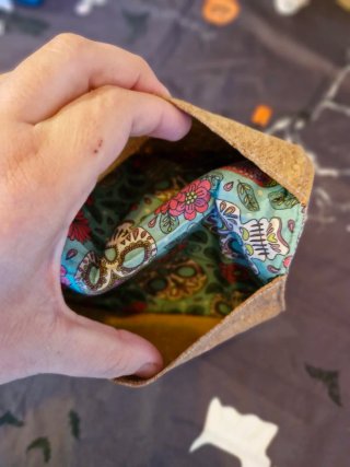 Cartera de tela y corcho con calaveras y flores