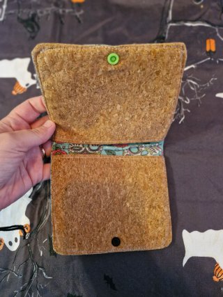 Cartera de tela y corcho con calaveras y flores