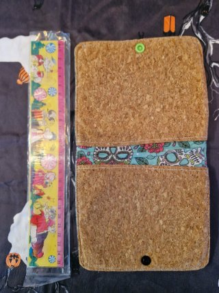 Cartera de tela y corcho con calaveras y flores
