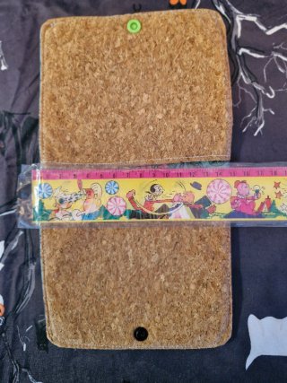 Cartera de tela y corcho con calaveras y flores