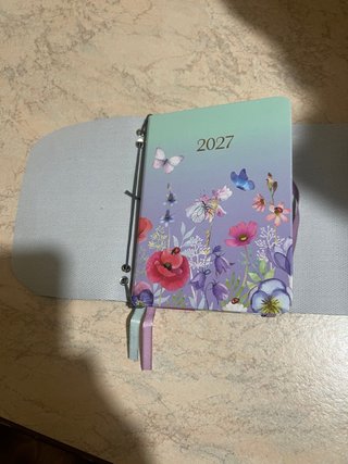 Diario en pelle marrone con ciondoli formato A 6