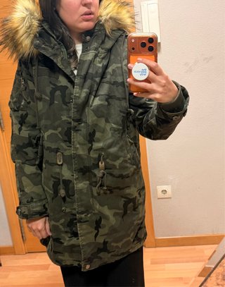 Chaqueta camuflaje con capucha y pelo