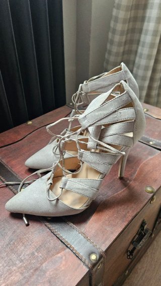 Zapatos de tacón grises de ante