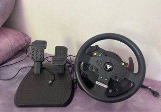 Volante Thrustmaster con Pedales