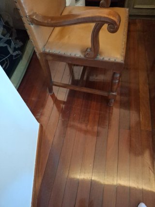 Silla antigua de cuero y madera