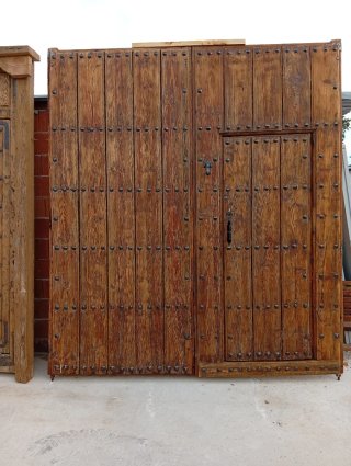 Puerta de madera rústica con portillón
