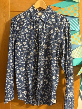 Camisa Mango floral azul y blanco