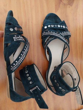 Sandalias Bimba y Lola ante tachuelas. Azul marino