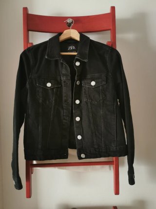 Cazadora vaquera negra Zara