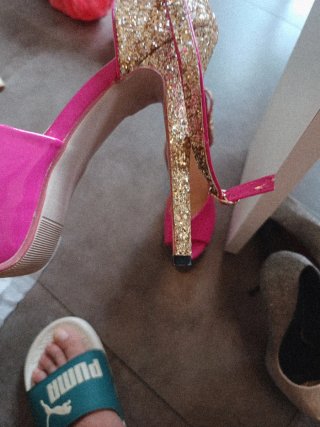 Zapatos de tacón fucsia y dorados