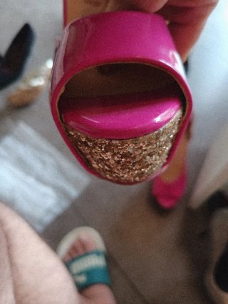 Zapatos de tacón fucsia y dorados