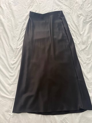 Falda midi satinada Zara negra