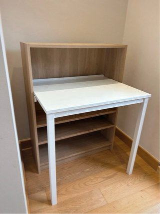 Escritorio IKEA con Estantería Integrada