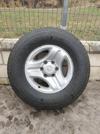 Rueda Toyota 16x7JJ con Neumático Bridgestone