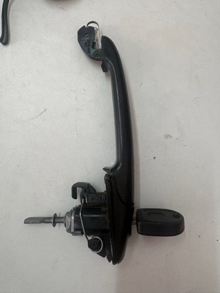 Maneta de puerta con bombín y llave Seat Ibiza