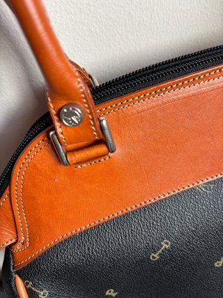 Bolso Petusco Cuero Negro y Camello
