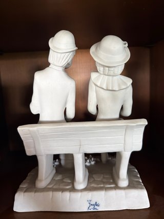 Figura de Cerámica Pareja en Banco
